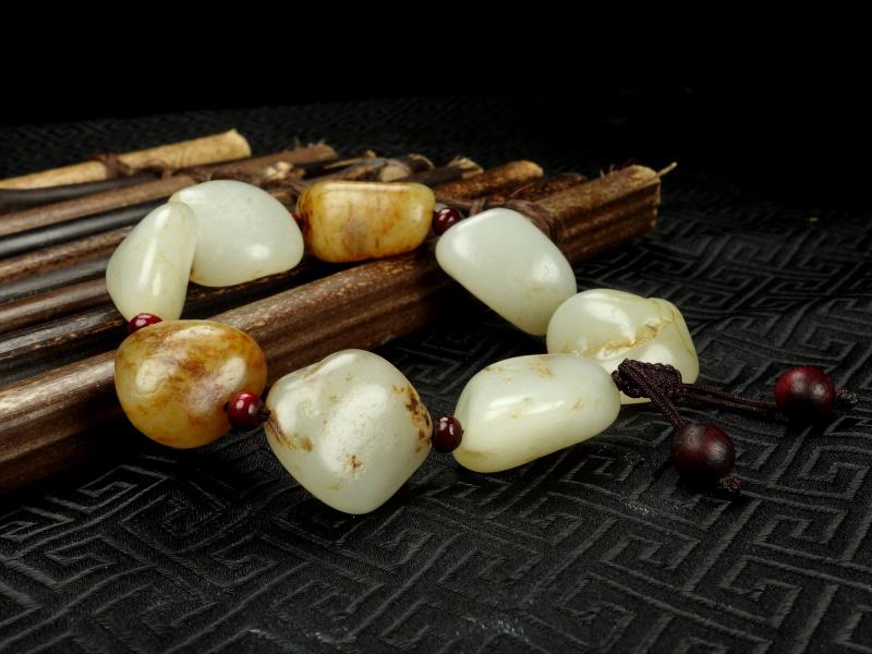 羊脂玉白色还是黑色的价值高,白的和田玉值钱吗