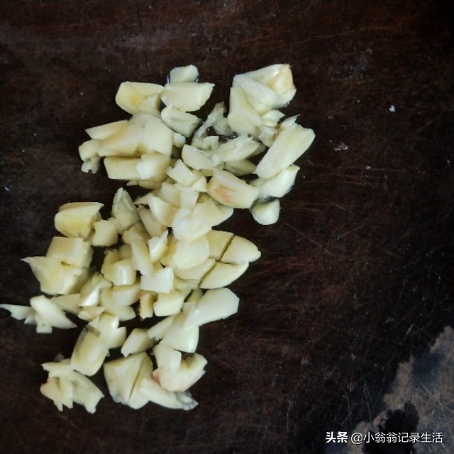 鱿鱼跟墨鱼怎么炒比较好吃,菜椒炒墨鱼怎么炒不要青椒