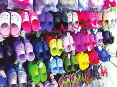 孩子穿洞洞鞋被电梯夹住,儿童脚被电梯夹