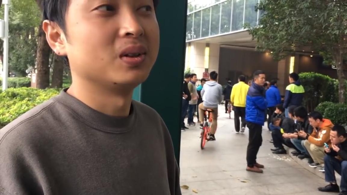 三和大神上一天玩三天，日结100吃4元的面，8块钱网吧包夜