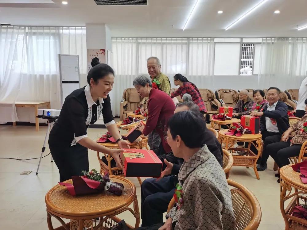 莆田市妇联举办邻里有“她”·“爱在夕阳”金婚、钻石婚纪念活动