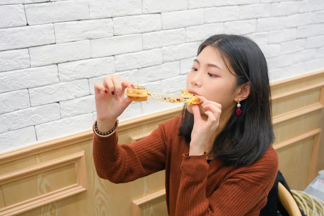 火了50年!台湾来の车轮饼,自带“拉丝”特效