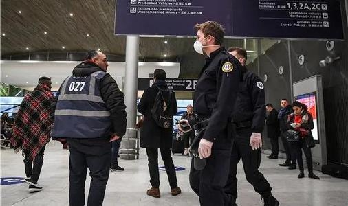 英国女模称男性精华可抗病毒,号召民众食用,自己已有3年经验