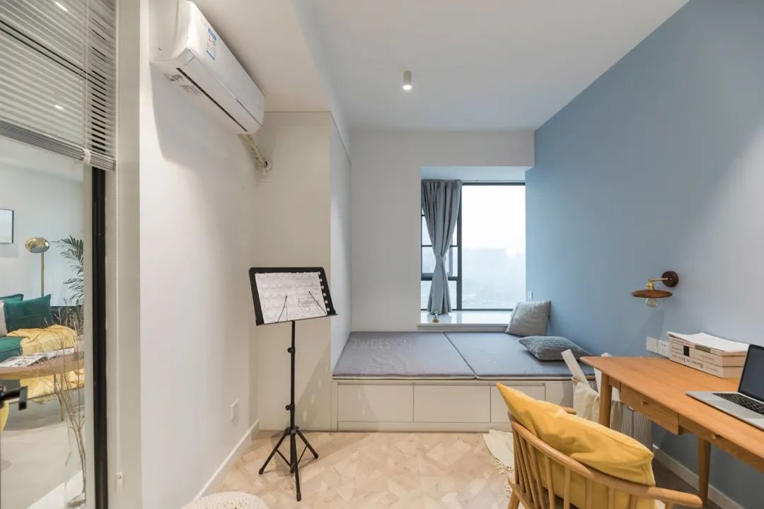 75平小户型客厅装修现代简约风,套内70平现代轻奢风格