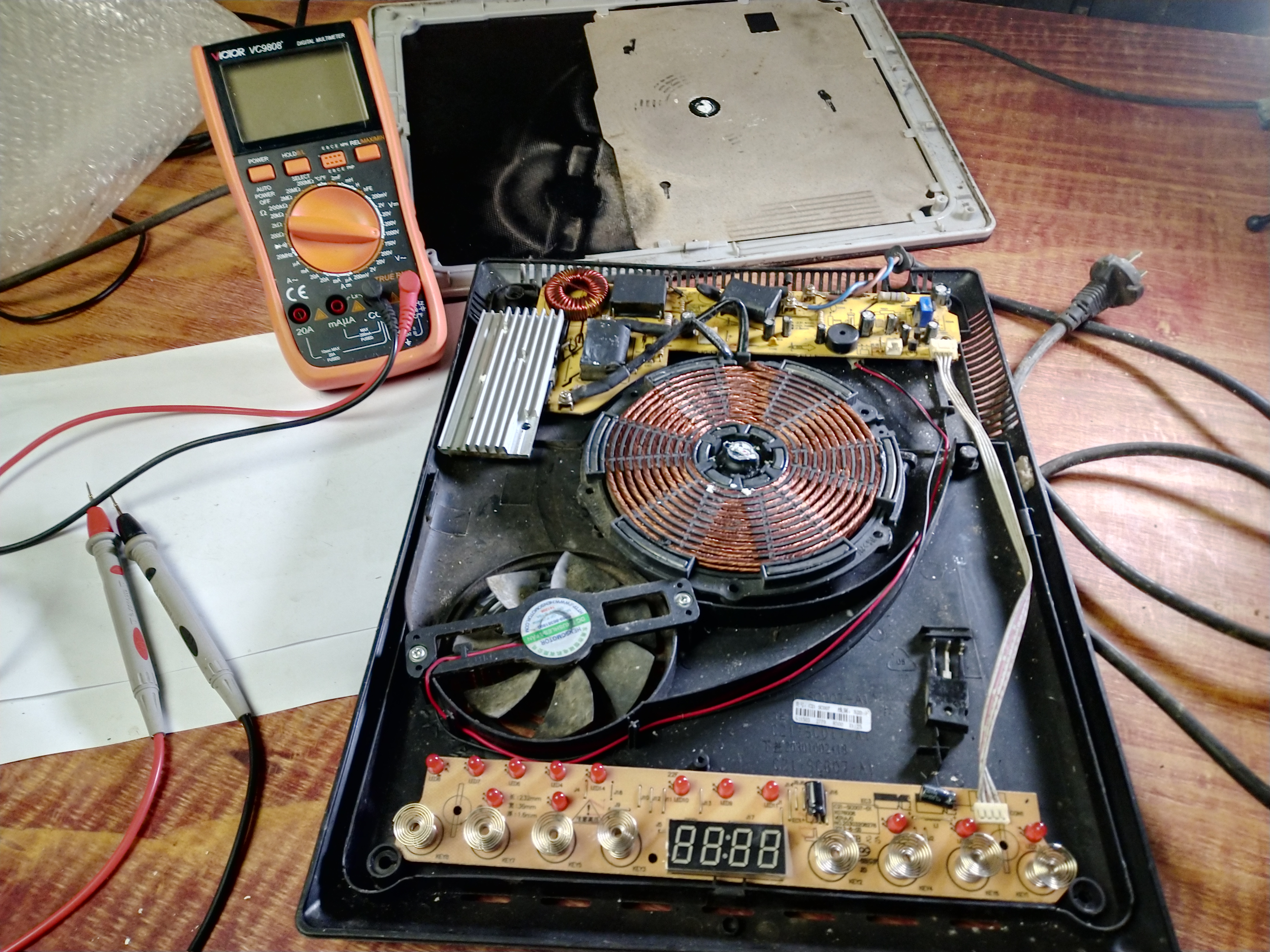 电磁炉开机跳闸的维修步骤,电磁炉的维修方法和技巧