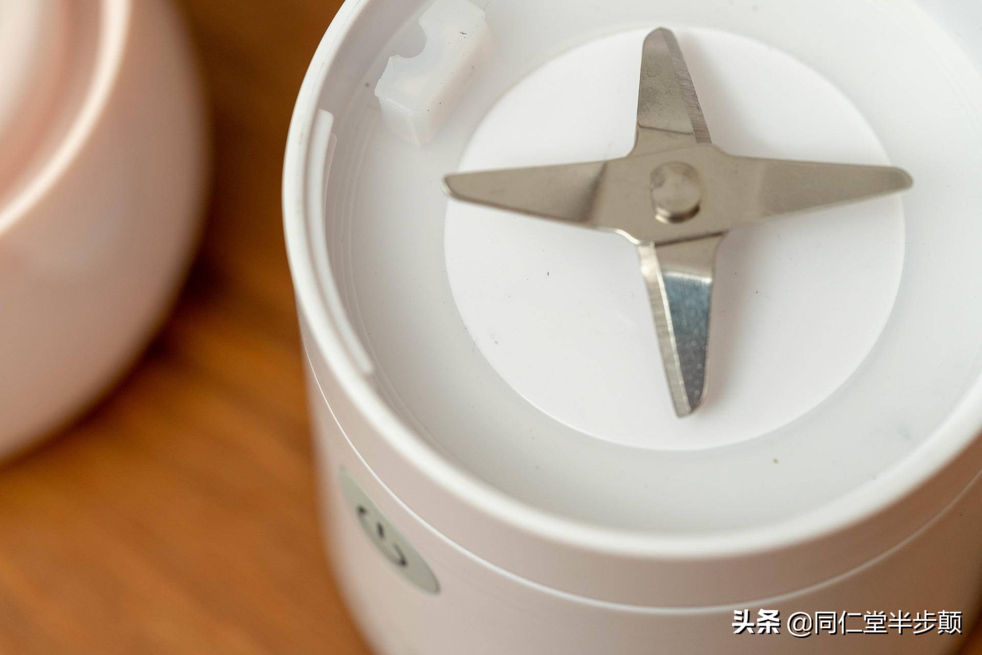 怎么用榨汁机榨果汁,如何用榨汁机榨出一杯好吃的果汁