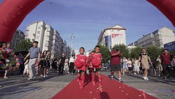 一群山里娃踢球的样子,一群山里娃踢球