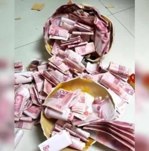 孩子砸开存钱罐竟然全是金子,小孩子砸猪存钱罐小视频