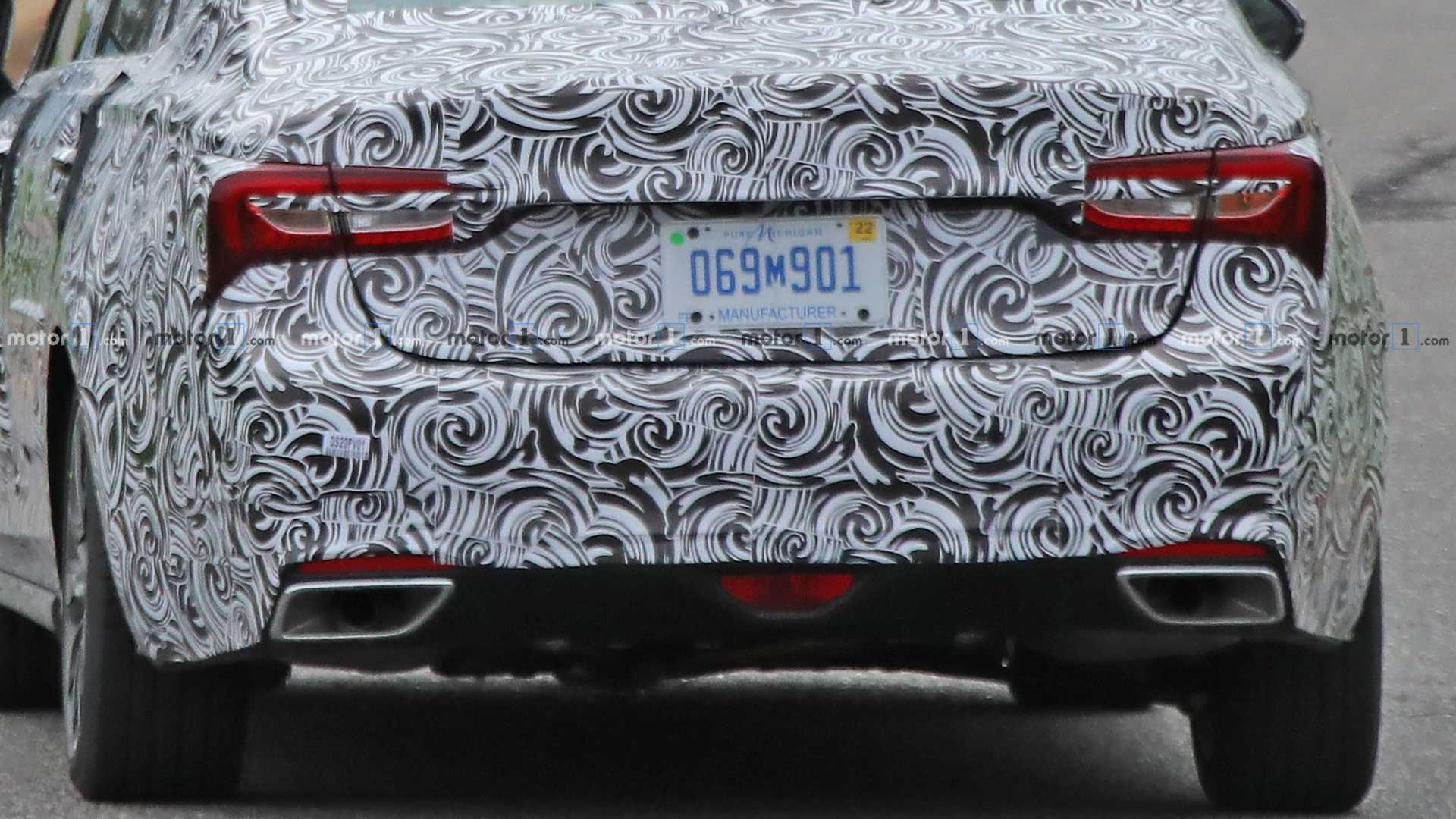 别克威朗谍照，现款车型在海外悬挂欧宝标志在售，国内为别克旗下