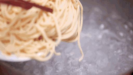 炒面直接炒能熟吗,炒面在锅里直接就有点坨