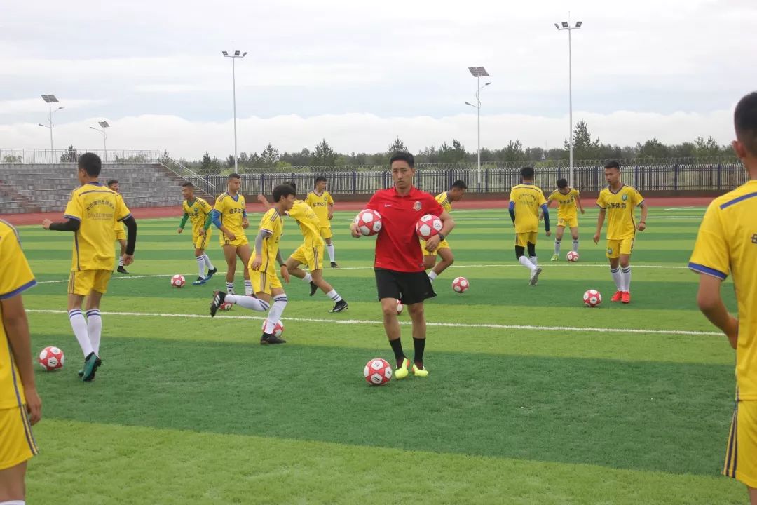 在巴西青训的中国人,日本在巴西踢球的少年