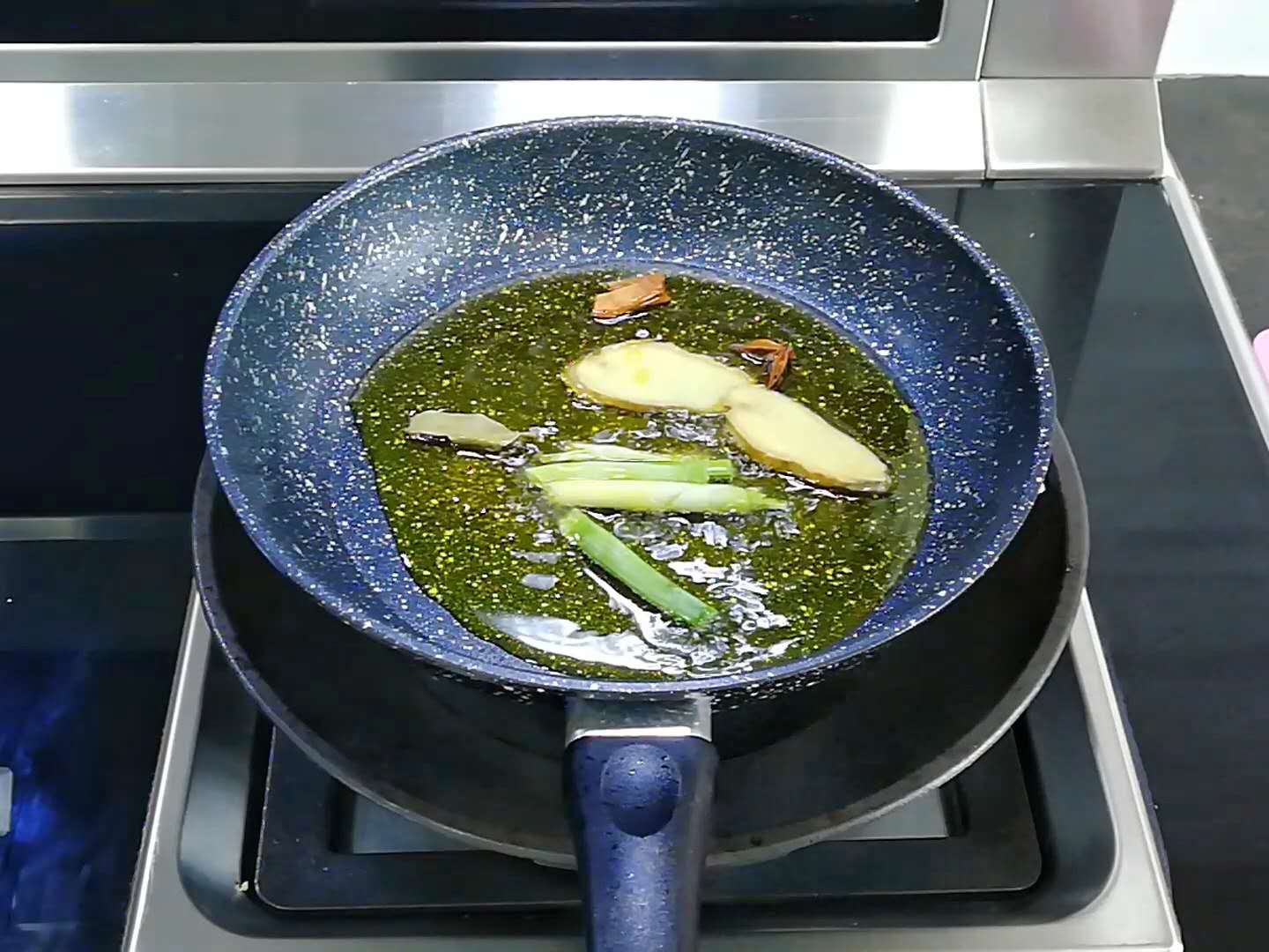 想吃辣条不用买教你在家制作辣条,只要你想吃辣条就能做出各种味道