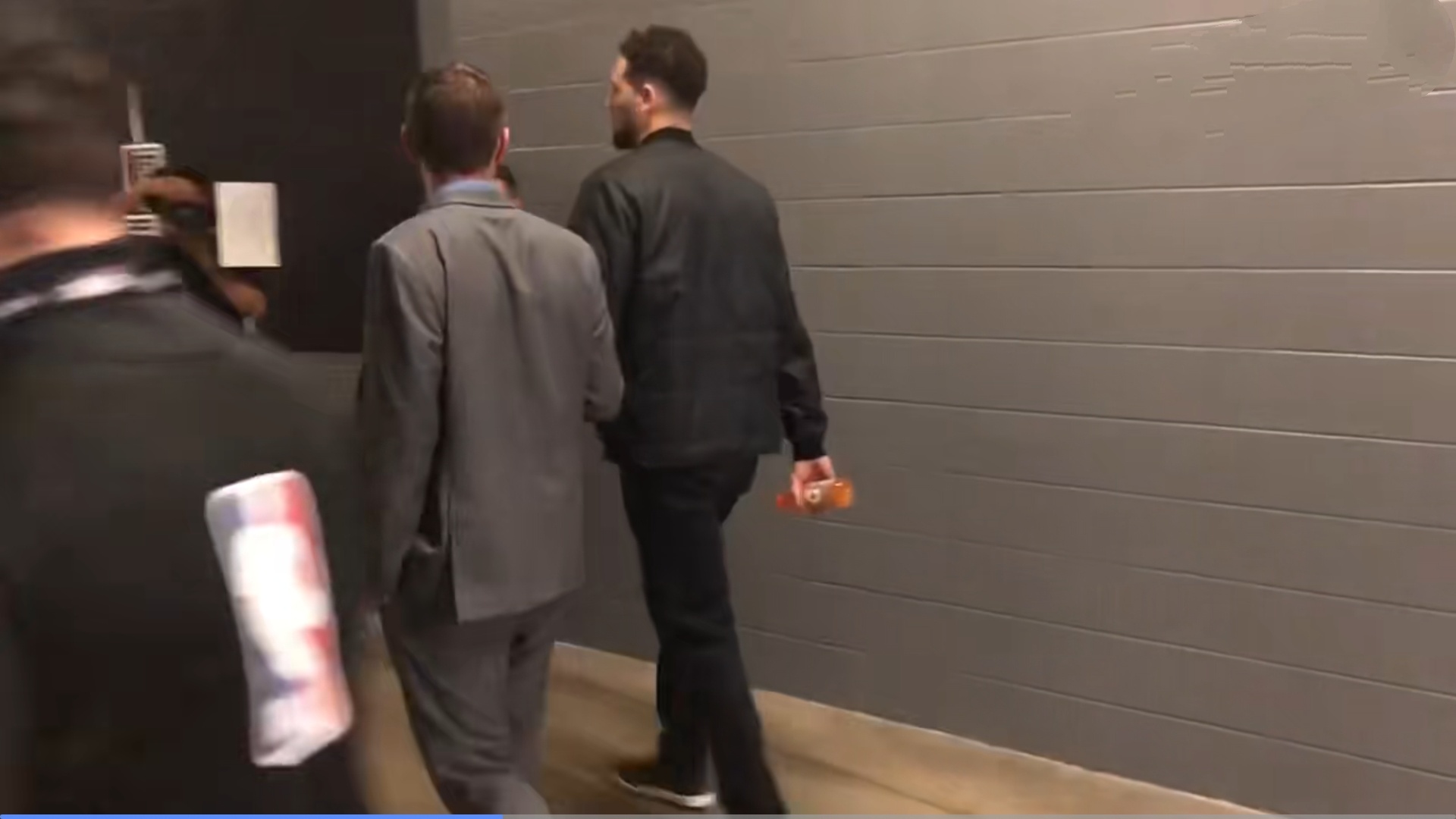 汤普森伤了库里的反应,汤普森腿部肌肉恢复