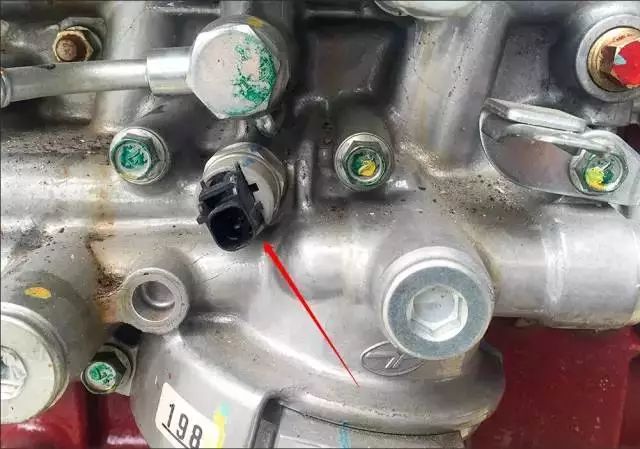 挖机传感器起到什么作用,挖机传感器和电磁阀有什么区别