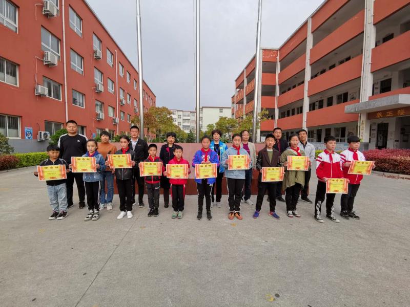 方城七小：校园足球让孩子爱上锻炼和学习