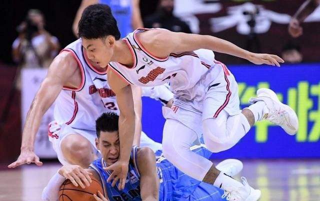 林书豪突破被恶意犯规,为啥林书豪被恶意犯规这么多