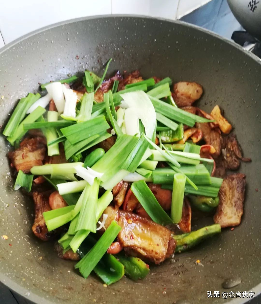 这个农家小炒菜，用萝卜干和猪肉一起炒，下饭就是香，肉贵也要吃
