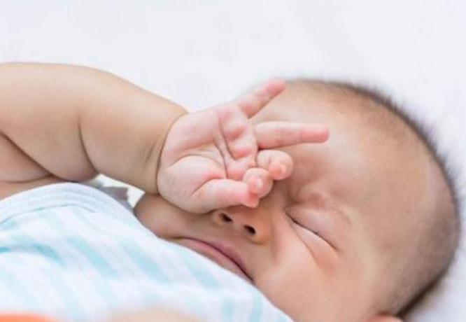 宝宝睡觉会被吓到吗,婴儿睡觉被吓到