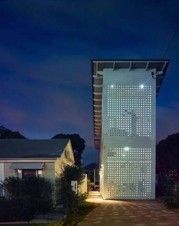 悉尼一不到3米宽土地以6.9万澳元出售!拍卖广告:请充分发挥你的想象力