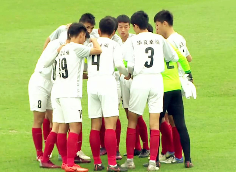 记住6号阮德英,这小子在绿茵场上公然施暴,拳打中国球员