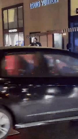 最近去美国小心!过境被罚$5700,80人武装抢商场,铁锤帮暴砸珠宝店