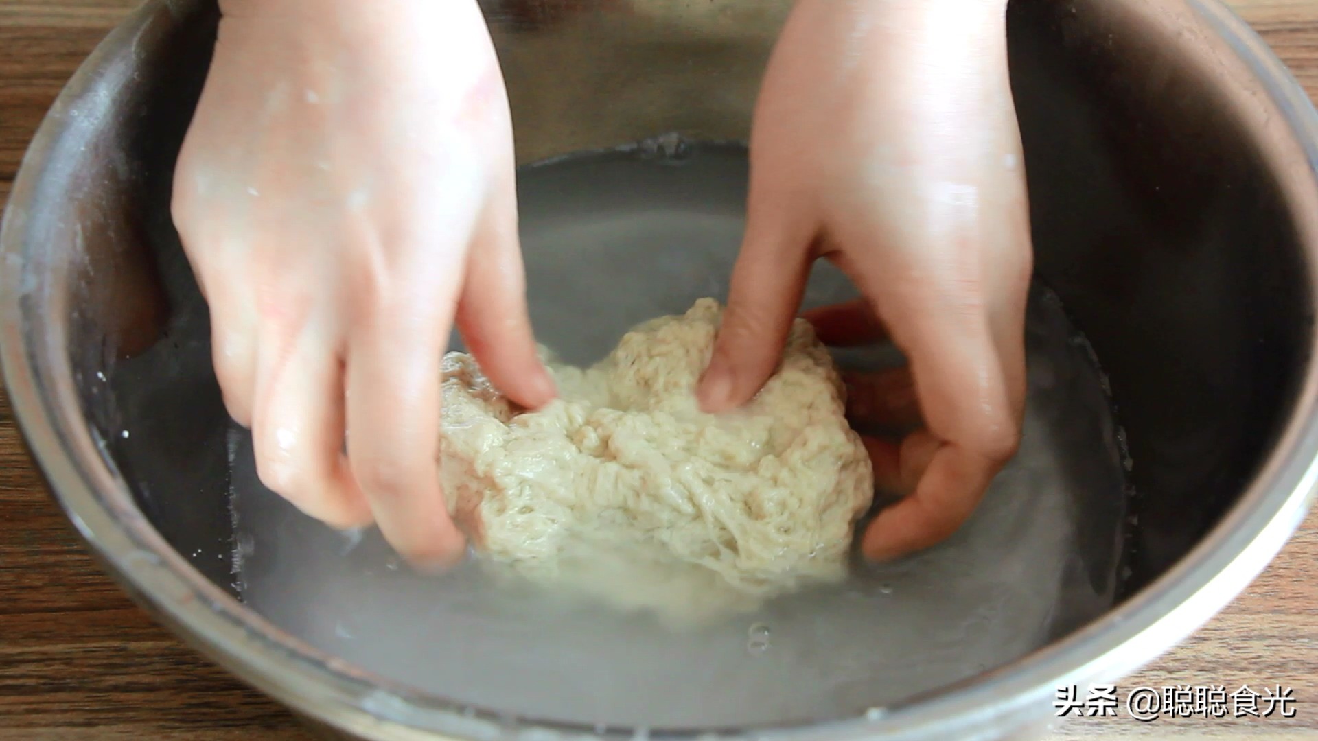 凉皮怎么做才有劲道不易断,凉皮做的不筋道还发粘怎么回事