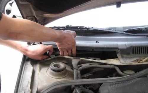 汽车事故后漏水有什么问题,汽车主驾驶车顶漏水怎么解决