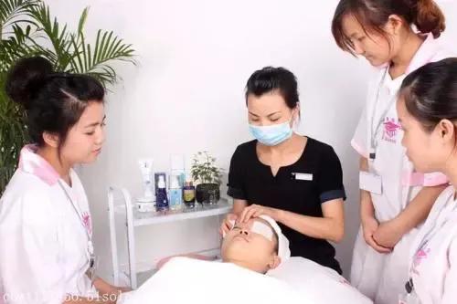 美容院员工总是招了就“跑”，怎么做才能留住他们的“心”？