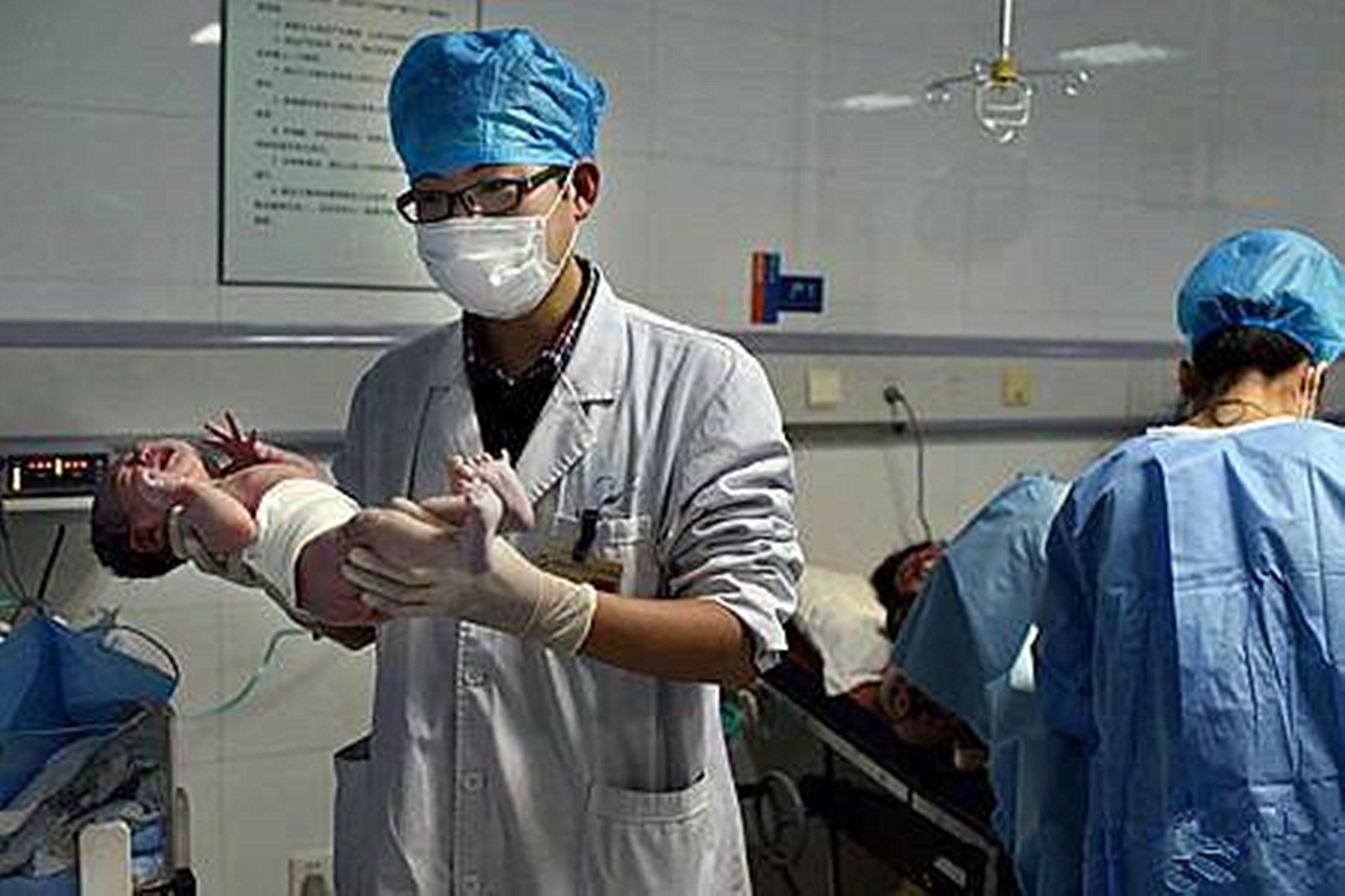 因生完孩子医生又把手伸进去,产妇尴尬误解,医生从容:为你好