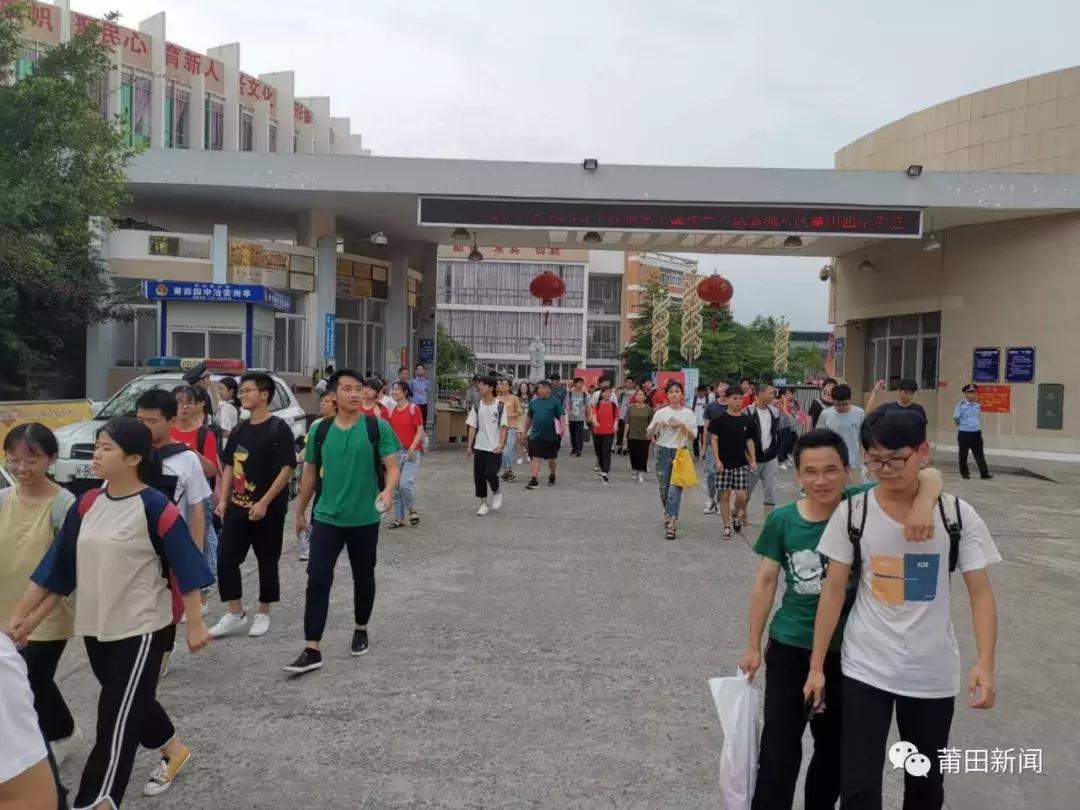 考完啦！莆田考场外上演“00”后深情告白！这些场景都太美~~