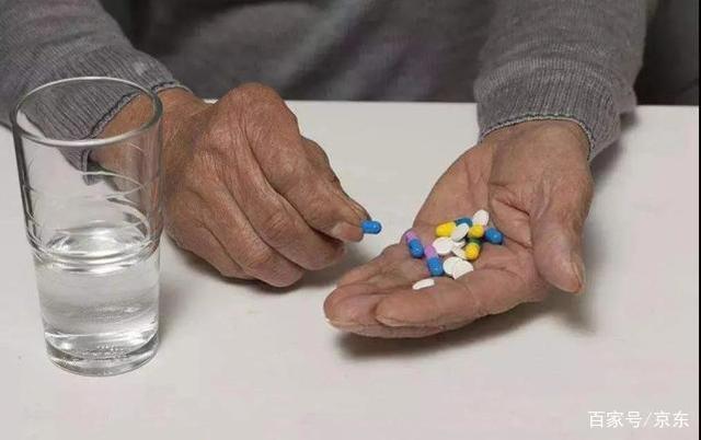 不会用智能手机让老人寸步难行,不会用智能手机就该被淘汰吗