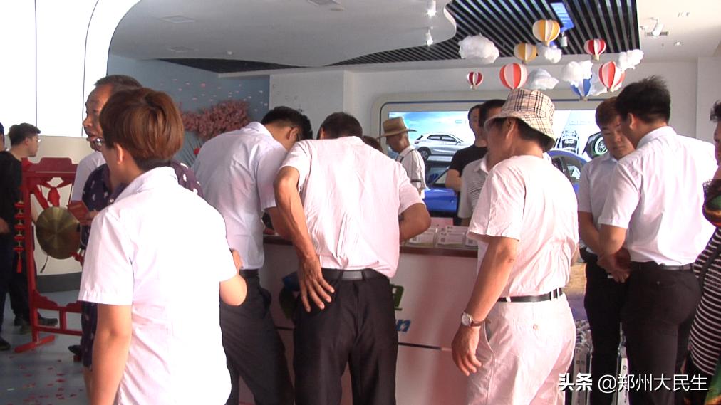 老年电动汽车新能源直播,新能源老年代步四轮汽车直播间