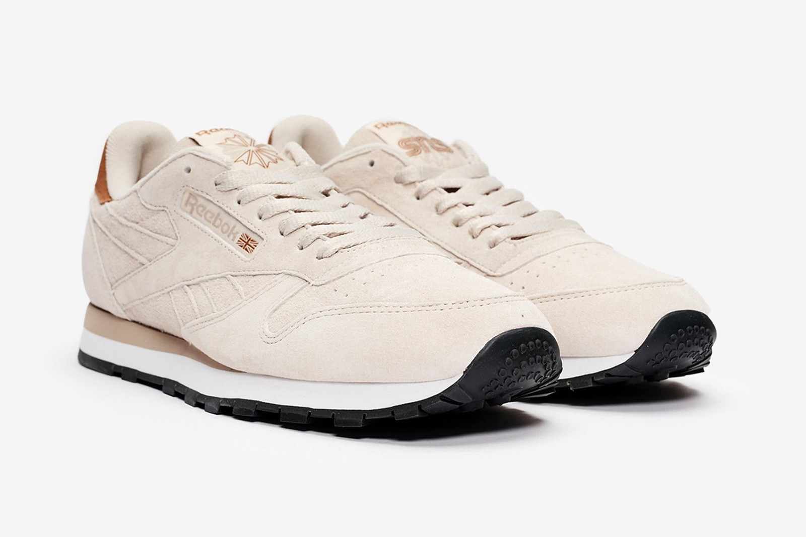 锐步专为散步而设计的球鞋