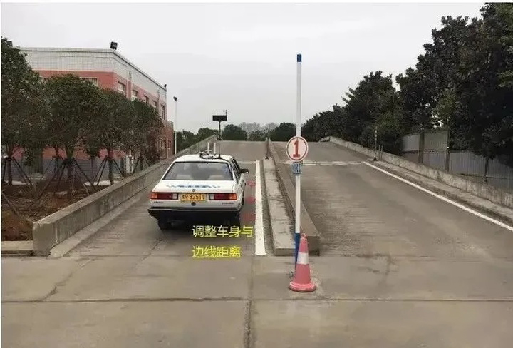 科目二的坡道定点停车图解,科目二坡道定点停车30公分怎么走