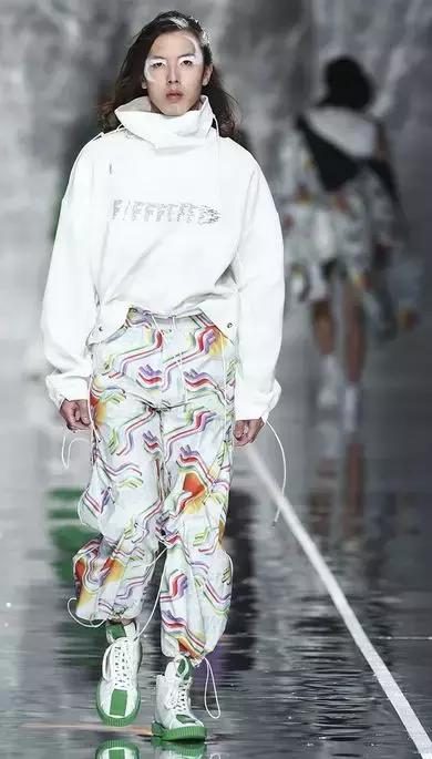 国潮这回对味儿了，不看logo还以为是巴黎世家！