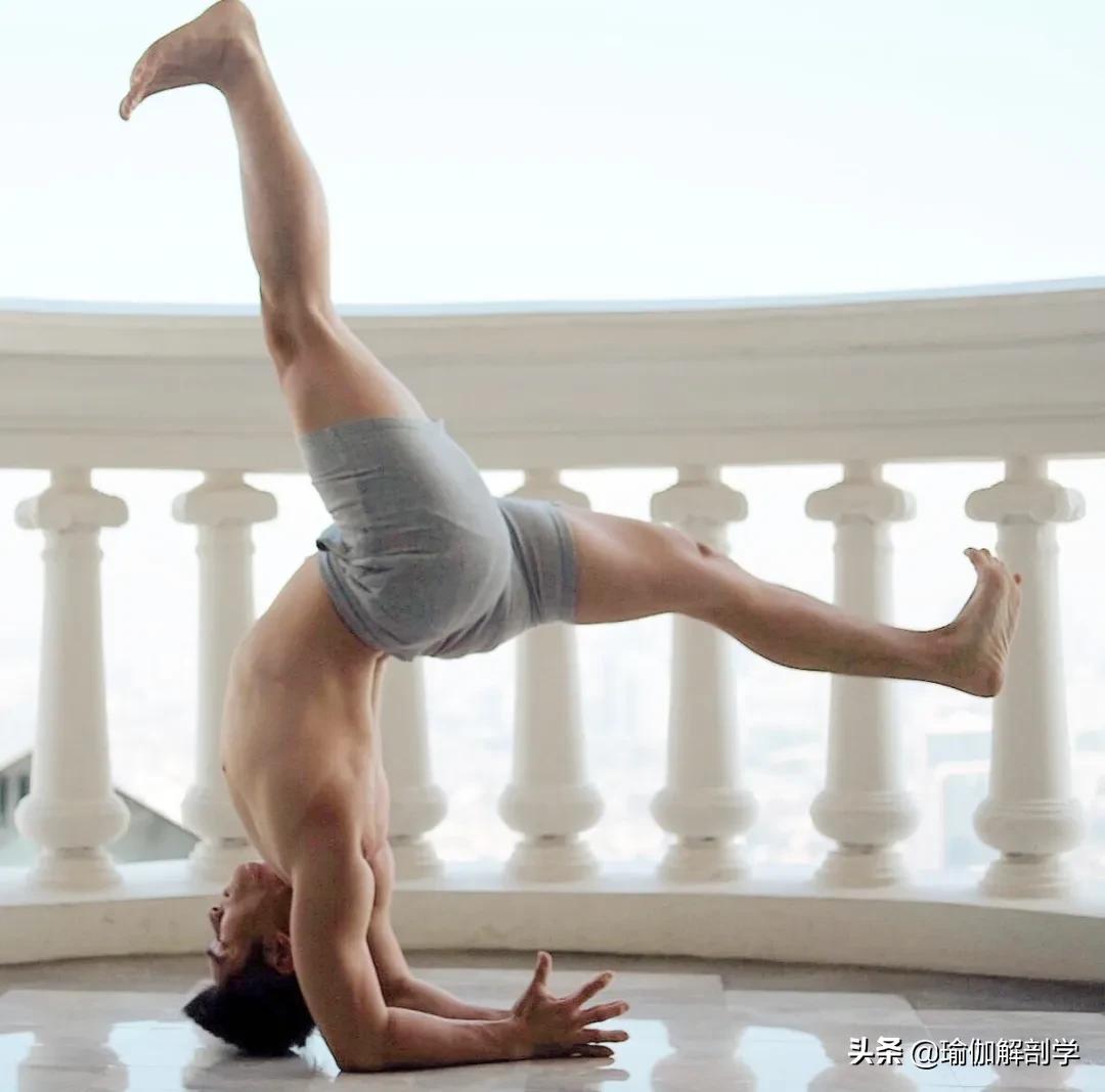 自律练瑜伽的男士,坚持练习瑜伽的男人刚柔并济