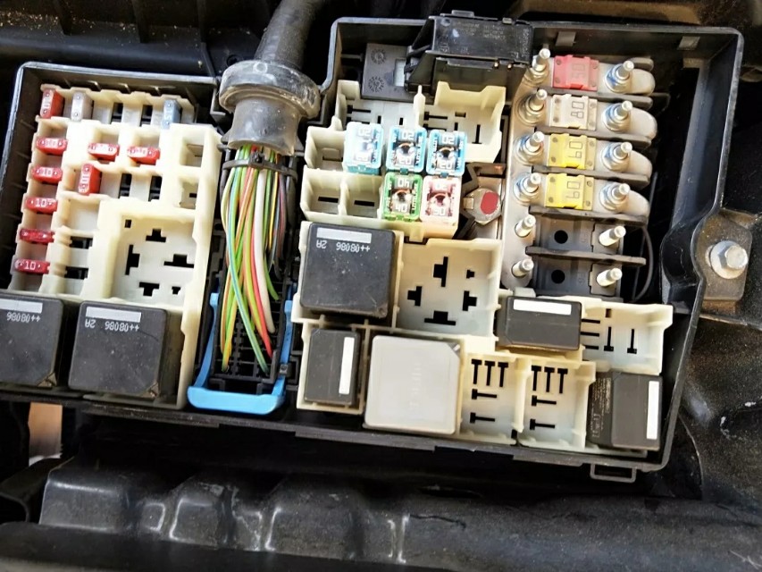 怎样检测电瓶漏电电流多少算正常,怎样用灯泡检测电瓶漏电