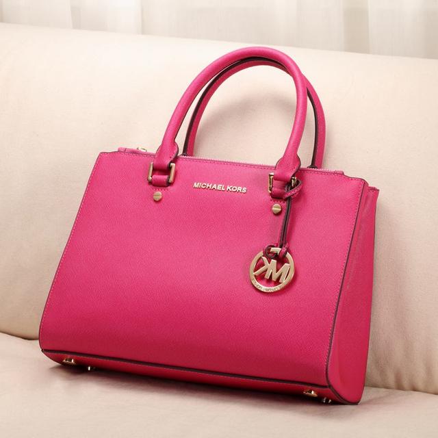 女生背什么牌子包包,三十多岁女人背什么牌子包包