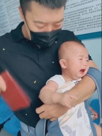 调皮宝爸带娃打预防针，出门后用手戳孩子手臂，孩子大哭模式启动
