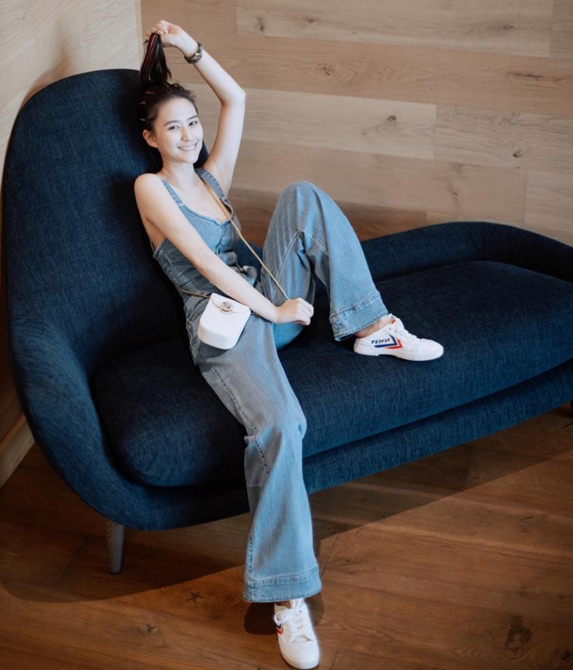 何超莲有高级感吗,何超莲优雅抹胸裙配大衣