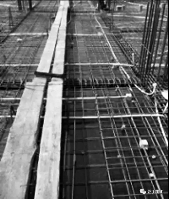 钢筋保护层偏差原因,板面钢筋露筋怎么处理