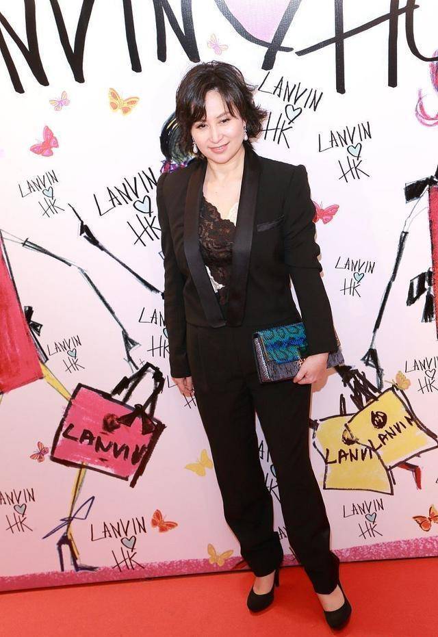 何超琼穿蓝色西装a字裙 (何超琼年轻时的时尚衣装)