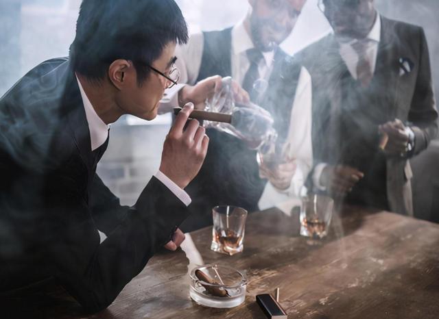 饭局上如何正确给领导递烟,饭局上给领导点烟