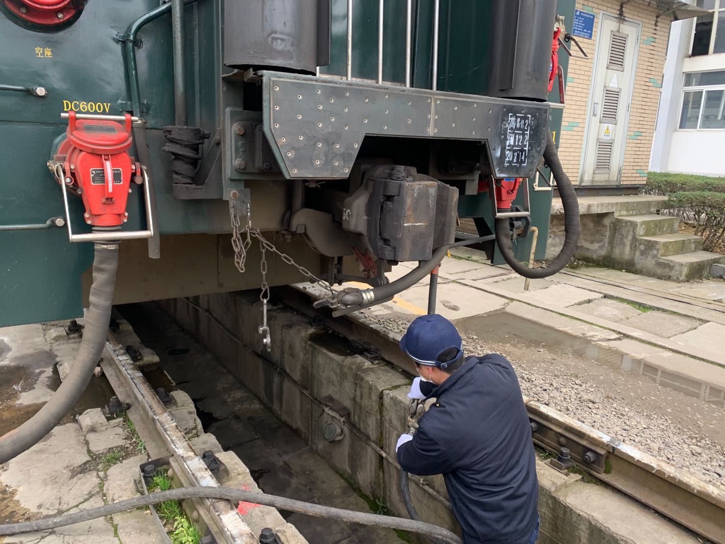 “掏粪男孩”再战江湖，特殊防疫战场的排头兵