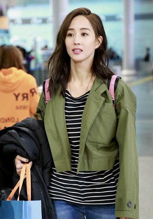 听说长T恤显矮，张钧甯把外套“缩短”30厘米，瞬间变高太机智