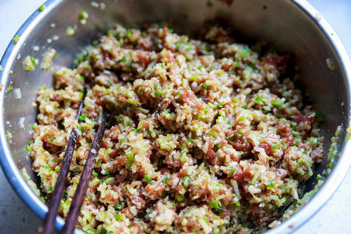 调的饺子馅发干不好吃？学会这4点小技巧，包出来的饺子香嫩多汁