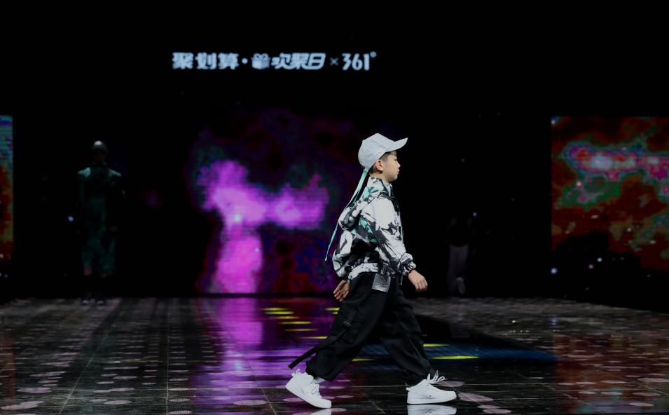 穿行宇宙·探索*界无**361°儿童X三体联名系列震撼发布