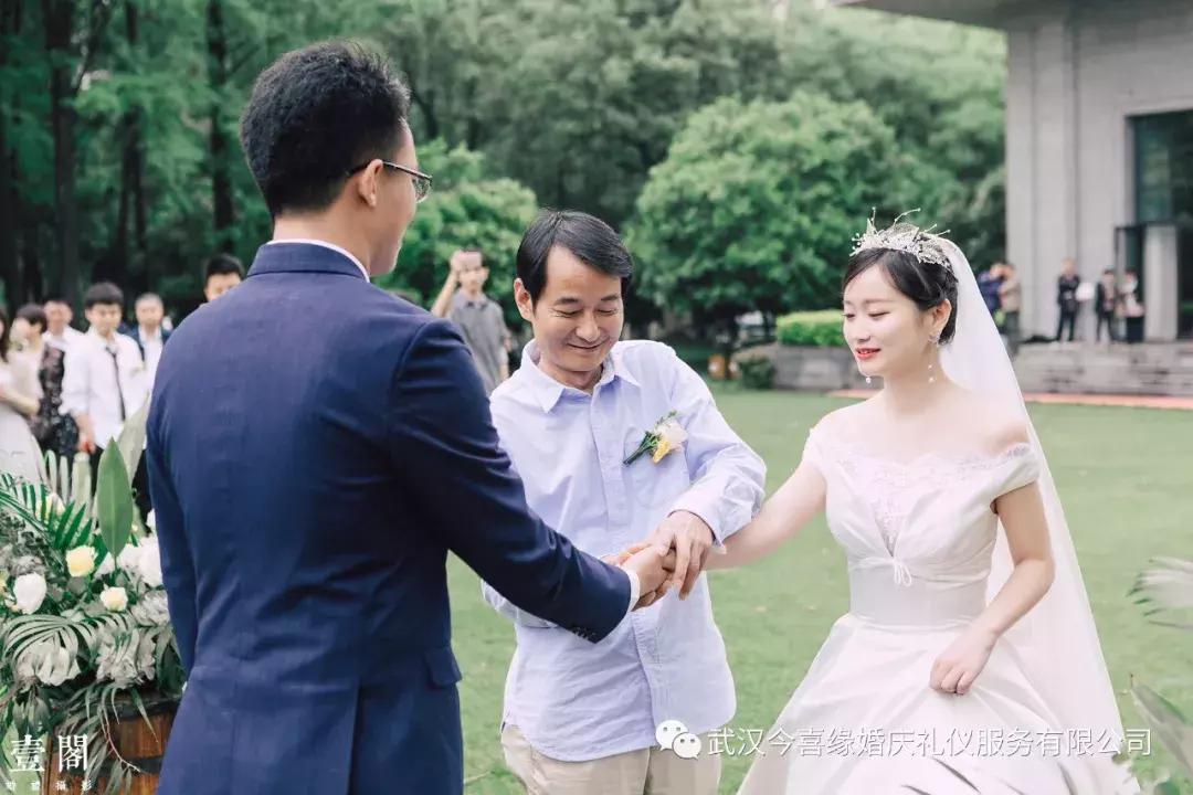 何超盈过大礼什么意思,何猷君晒姐姐何超盈过大礼仪式照