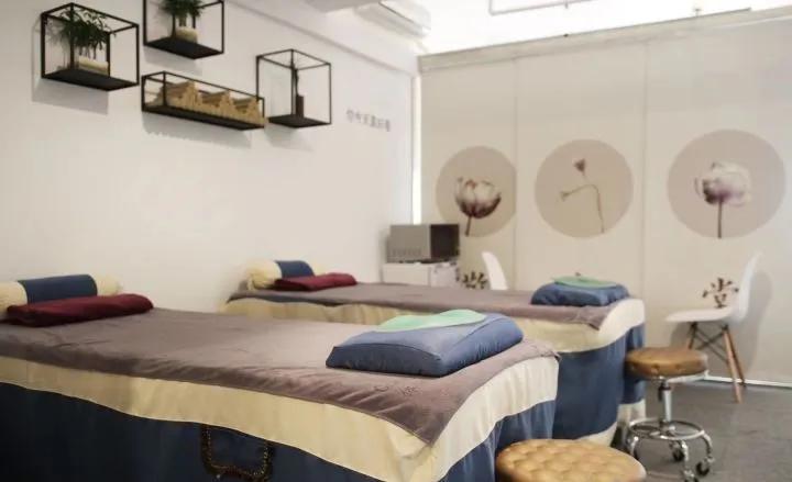 2个00后小伙开店1年赚了2000万,25岁小伙两年开十家餐饮店