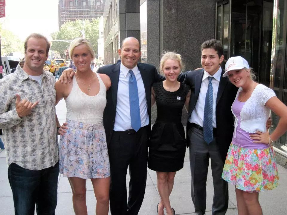 当遇见鲨鱼该怎么逃生,当在海里遇到鲨鱼怎么办